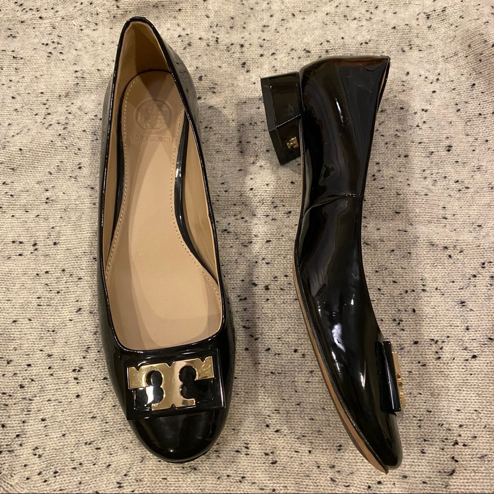 Tory Burch Patent Leather Black Logo Pumps Size 7 - Picture 2 of 8